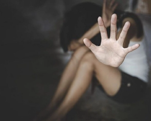 Avô aproveita saída da filha e abusa sexualmente de neta de quatro anos em cidade de MT